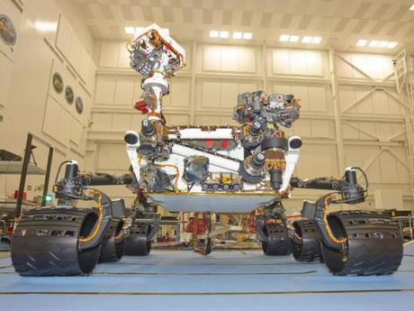　打ち上げ準備が整った「Curiosity」。2011年後半に打ち上げられ、8カ月以上をかけて火星に到着した同探査機は2012年8月6日（北米の大半の場所では8月5日夜）、ゲイルクレーターに着陸した。Curiosityは火星での最初の1年間に190Gバイト以上のデータと数万枚の写真を地球に送信している。今回のフォトギャラリーでは、火星に着陸した最先端の探査機兼移動式科学実験装置であるCuriosityが撮影した最高の写真（同探査機自体の写真も含む）のいくつかを振り返る。