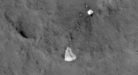 　火星は大気の大半を失っているものの、少しの塵（Curiosityの火星への着陸を助けたパラシュートも）を舞い上がらせるだけの大気は今でも残っていることを、このGIFファイルは示している。Curiosityの火星到着後の最初の6カ月間にMROが撮影した7枚の画像で構成されるこのGIFファイルを見ると、パラシュートが風を受けて変形していることが分かる。