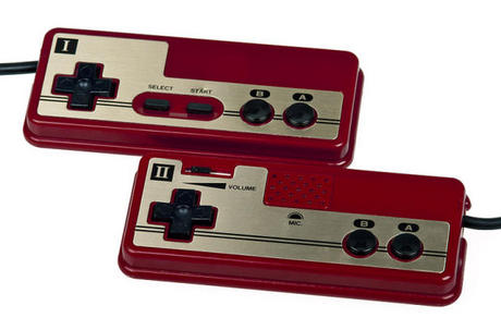 　NESとは異なり、ファミコンのコントローラはコンソールと直接結線されていた。また、2つ目のコントローラには「SELECT」ボタンと「START」ボタンがない代わりにマイクとボリュームコントロールが搭載されていた。