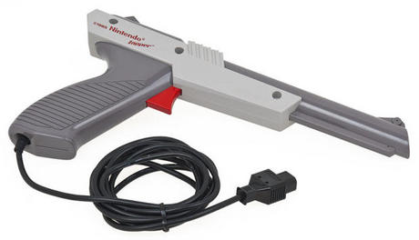 　NES版の光線銃Zapperは、ファミコン向けのオリジナルのものよりも未来的な見た目となっており、コンソールと「ファミリーコンピュータロボット」（R.O.B.：Robotic Operating Buddy）、および「ダックハント」（Duck Hunt）と「ジャイロセット」（Gyromite）というゲームがセットになっていた。