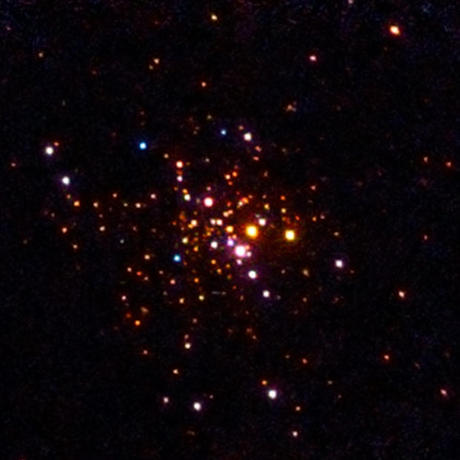 　この画像は、Chandraが長期間行ってきた「47 Tucanae」の中性子星観測の成果だ。47 Tucanaeは、約1万5000光年離れた位置にある球状星団だ。星の崩壊後に残った超高密度の核である中性子星は、ブラックホールを除けば宇宙で最も高密度の物質を含んでいる。