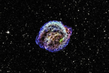 　この合成画像には、ケプラーの超新星（ドイツの天文学者ヨハネス・ケプラーが1604年に発見した有名な爆発）の残骸が写っている。Chandraが撮影した低エネルギー、中エネルギー、および高エネルギーX線がそれぞれ赤色、緑色、青色で示されている。一面の星は「Digitized Sky Survey」によってデジタル化されたものだ。
