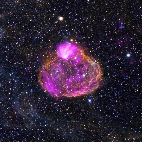 　「DEM L50」は、地球から約16万光年離れた位置にある大マゼラン雲の「スーパーバブル」だ。この合成画像では、ChandraのX線がピンク色、マゼラン雲輝線探査の光学データが赤色と緑色、青色で示されている。