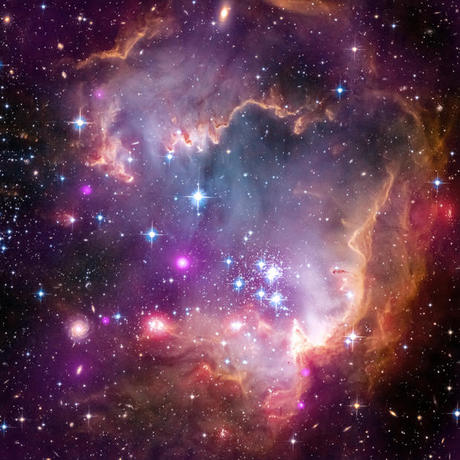 　Chandraはわれわれの銀河系に最も近い銀河の1つである小マゼラン雲の観測を行い、われわれの太陽と同じくらいの質量を持つ銀河系外の若い星のX線放射を初めて検出した。この合成画像では、Chandraのデータが紫色、Hubbleの光学データが青色、「Spitzer」宇宙望遠鏡の赤外線データが赤色で示されている。