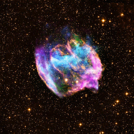 　いびつな超新星残骸である「W49B」は、銀河系星雲で最も若いブラックホールの1つを内包している可能性がある。この合成画像では、ChandraのX線が青色と緑色、NSFのVLAの電波データがピンク色、カリフォルニア工科大学のパロマー天文台の赤外線データが黄色で示されている。