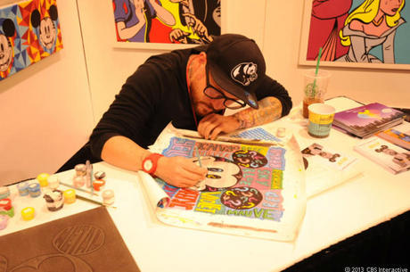 　カリフォルニア州アナハイムで開催されたD23 Expoのディズニー関連アート展示ブースで、描画作業に取り組むアーティストのTennessee Loveless氏。