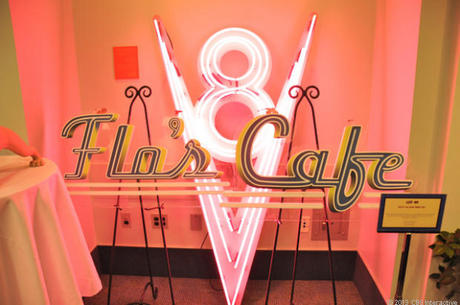 　これはフローの「V8 Cafe」の看板（映画「カーズ」より）で、D23 Expoのサイレントオークションに出品されたアイテムの1つだ。元々はカリフォルニア州ノースハリウッドのDisney Interactive Media Groupに飾られていた。