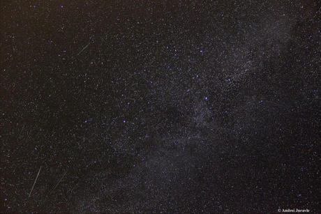 　ルーマニア、ティミショアラの写真家Andrei Juravle氏は次のように書いている。「12日の夜はペルセウス座流星群を観測するために一晩中外にいた（極大の1日前だ）。4時間観測して133個の流星を数え、いくつかは何とか写真に収めることができた。この画像には、全部で6個の流星が写っている（2個は非常に暗い）。この画像は6枚の写真を重ね合わせた合成写真だ。それぞれの写真は、『CANON 550D』を使って、18mmレンズ、露出時間30秒、ISO 3200の条件で撮影した」