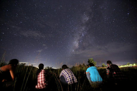 　12日にミャンマーのヤンゴンで、ペルセウス座流星群の流星を一目見ようと待つ人々。