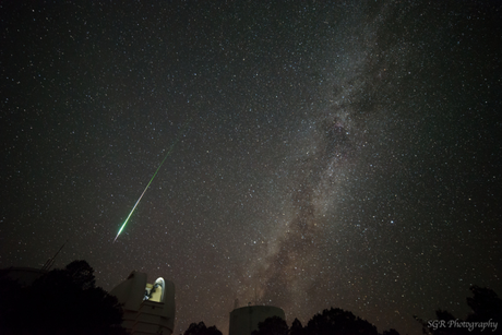 　ペルセウス座流星群で見られた非常に明るい火球。12日にSergio Garcia Rill氏が撮影した。一緒に写っているのは、テキサス州フォートデイビスにある、マクドナルド天文台のオットーストルーフェ望遠鏡。
