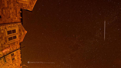 　イギリス、ウェストヨークシャーのシルスデン上空のペルセウス座流星群。12日にLaura Hartley氏が撮影した。