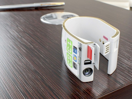 　EmoPulseの「Smile」腕時計。スマートフォン、時計、ゲーム、デジタルアシスタンスを兼ねる一体型ブレスレット。