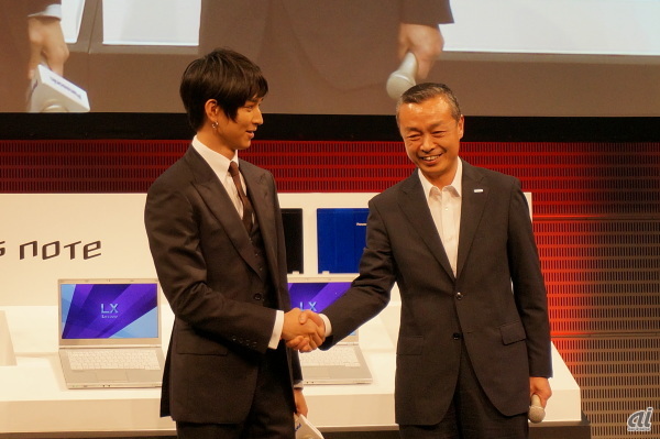 松田翔太氏（左）とパナソニック ITプロダクツ事業部 事業部長の原田秀昭氏（右）