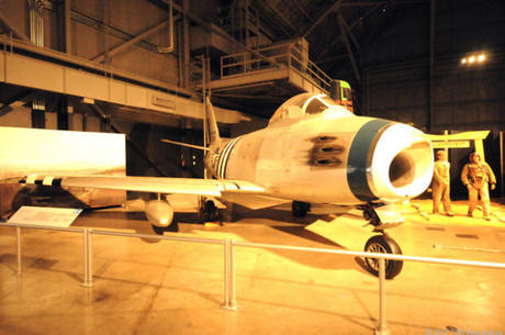 　これは米空軍初の後退翼ジェット戦闘機「F-86A」（愛称は「Sabre」）だ。国立米空軍博物館によると、初飛行は1947年10月で、最初の量産モデルが飛行したのは1948年5月だったという。F-86Aは1948年9月、時速670.9マイル（約1080km）の世界速度記録を樹立した。

　Sabreは昼間戦闘機だった。朝鮮戦争で使用され、ロシア製の「MiG-15」と戦い、最終的に792機のMiGを撃墜した（撃墜対被撃墜比率は8：1）と国立米空軍博物館は説明している。
