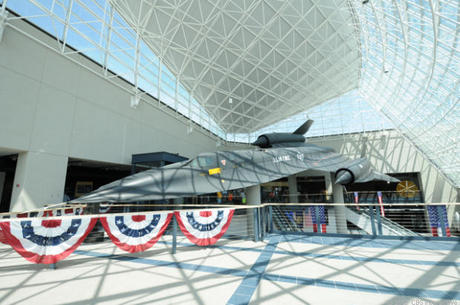 　これは、ネブラスカ州アッシュランドの戦略航空宇宙博物館に展示されている「SR-71 Blackbird」だ。国立米空軍博物館もBlackbirdを1機所有している。SR-71 Blackbirdは計32機が生産された。同博物館によると、SR-71は「Lockheedの航空機『A-12』と『YF-12A』を基に開発された先進的な長距離戦略偵察機」だったという。「SR-71の初飛行は、1964年12月22日に行われた。初めて任務に投入されたSR-71は1966年1月、カリフォルニア州のビール空軍基地の第4200（後の第9）戦略偵察航空団に配備された」（国立米空軍博物館）

　「米空軍は1990年1月26日、防衛予算の縮小と運用コストの高さを理由にSR-71をすべて退役させた」（同博物館）

　「24年近い現役期間を通して、SR-71は世界で最も速く、最高高度を飛行する作戦機であり続けた。高度8万フィート（約2万4380m）から、1時間に10万平方マイル（約25万9000平方km）の地表を偵察することができた。1976年7月28日、SR-71はそのクラスで2つの世界記録を樹立した。時速2193.167マイル（約3530km）の対地速度記録と高度8万5068.997フィート（約2万5930m）の絶対高度記録だ」（同博物館）
