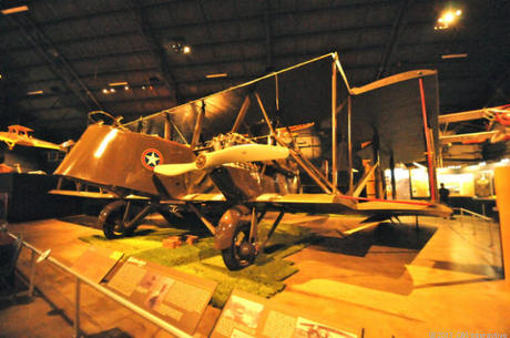 　国立米空軍博物館によると、「Martin MB-2」は米国で設計され、量産された初めての爆撃機だったという。1920年に発注され、第一次世界大戦中にライセンスを受けて米国で生産された英国製とイタリア製の爆撃機に取って代わった。