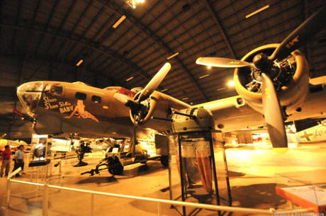 　国立米空軍博物館は、第二次世界大戦で使用された「B-17」（愛称は「Flying Fortress」）を、「これまでに作られた飛行機の中で最も有名なものの1つ」としている。B-17は1935年7月に初飛行を行い、最終的に第二次世界大戦のすべての戦闘地域を飛行した。「ドイツの工業地帯を標的とする昼間の戦略爆撃に使用されたことが最も有名」だという。合計生産数は1万2726機。