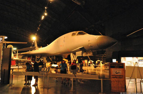 　この「B-1B」（愛称は「Lancer」）は、1984年に初飛行を行った多目的重爆撃機だ。国立米空軍博物館は「B-1Bは翼胴形態と可変翼設計、ターボファンエンジンを組み合わせて、海面高度で優れた航続距離と高速度（マッハ1.2）を実現した。B-1Bは前方監視レーダーと地形追随レーダーを搭載。地上で動く標的を検知する機器も備えていた。極めて精度の高い（GPSや）慣性航行システム、ドップラーレーダー、電波高度計が搭載されていたため、乗組員は地上の拠点からのナビゲーションがなくても、世界中を正確に航行することができた」としている。B-1Bは1998年に戦闘で使用され、コソボとアフガニスタンでも使用された。2002年、米空軍はコスト削減策としてB-1Bの機数を減らし始めた。