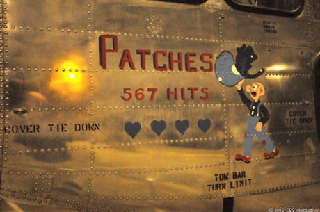 　「Patches」の愛称で知られるこの飛行機は約600回被弾した。機首部分のアートがそれを物語っている。