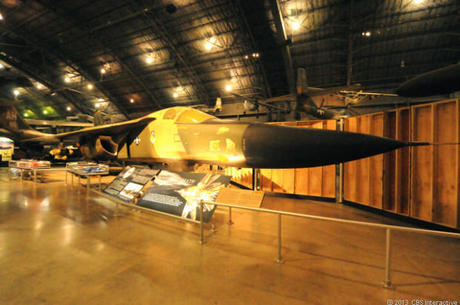 　「F-111A」が開発されたのは、米空軍が新しい制空戦闘機を必要としていたからだ。国立米空軍博物館によると、離着陸時や低速巡航時に展開できる可変翼を備えていたという。