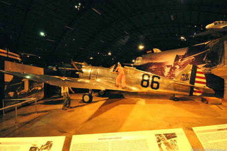 　国立米空軍博物館によると、Curtissの「P-36A」（愛称は「Hawk」）は「1938年、米陸軍航空隊向けに初めて調達された」という。米陸軍航空隊は計243機のP-36を購入したが、第二次世界大戦が開戦した頃には旧式化しており、最終的には主に米国内での訓練や輸送に使われた。この写真のP-36Aは米陸軍航空隊が初めて購入したもの。