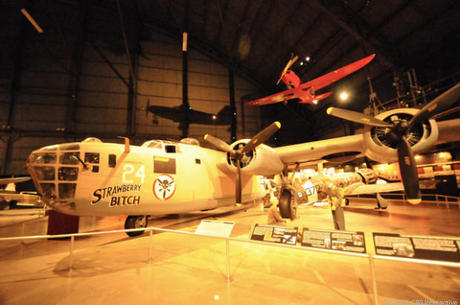 　これは歴史上最も多く生産された軍用爆撃機「B-24」（愛称は「Liberator」）だ。最盛期には56分に1機の割合で生産され、計1万8000機が生産された。B-24は第二次世界大戦における米国の主力であり、あらゆる戦線でB-24が使用された。
