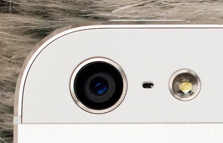 10メガピクセル超のカメラ
　「Nokia Lumia 1020」は41メガピクセルという驚異の高解像度カメラを搭載している。また、iPhoneが市場で最も普及している（価格帯こそ高いものの）デファクトスタンダードのポイント＆クリックカメラであるというAppleのプライドを考えた場合、同社はその地位を盤石のものにしたいと考えているはずだ。解像度が単に高いだけのメガメガピクセルではなく、よりすごいメガピクセルを期待したいところだ。