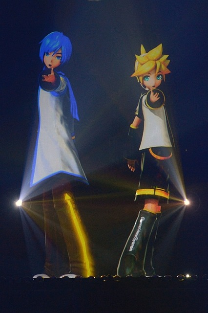 　KAITO（左）と鏡音レンの2人が登場すると、場内は黄色い声援に包まれた。