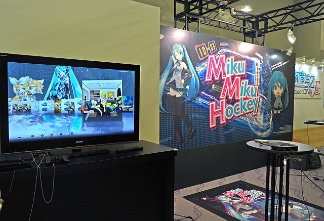 　企業ブースで大きく目を引いたのはソニーグループ。「Xperia feat.HATSUNE MIKU」の展示や音楽配信サービス「Music Unlimited」の紹介、ARを活用しPS Vitaで初音ミクとエアホッケー対戦が楽しめる「Miku Miku Hockey」などを出展。