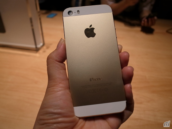 　iPhone 5sの背面（ゴールド）。