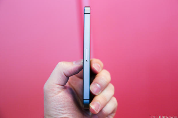 　このデバイスの姿を別の角度から見てみると、前モデルのiPhoneと同一のデザインであることが分かる。