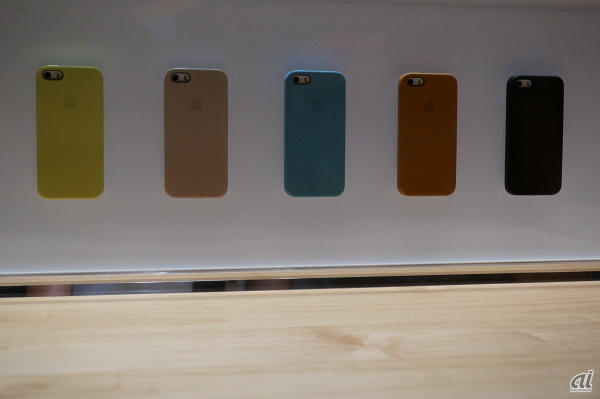 　iPhone 5sの純正ケース。「(RED)バージョン」を含む、6つの色から選べる。レザー製ケースで、国内価格は4080円。