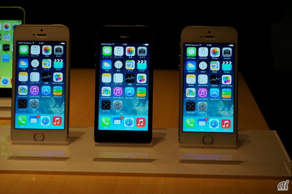 　iPhone 5sのラインアップ。シルバー、スペースグレイ、ゴールドの3色がラインアップする。
