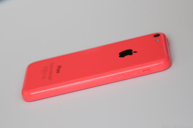 　iPhone 5cの背面カバーは、継ぎ目のない光沢のある色付きのポリカーボネート製だ。