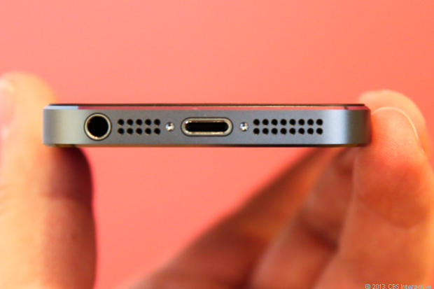 　iPhone 5sは物理的には、廃止されたiPhone 5とそれほど大きく変わらない。Lightningコネクタや3.5mmヘッドホンジャックなどのポート、またデュアルスピーカは依然として底面に配置されている。
