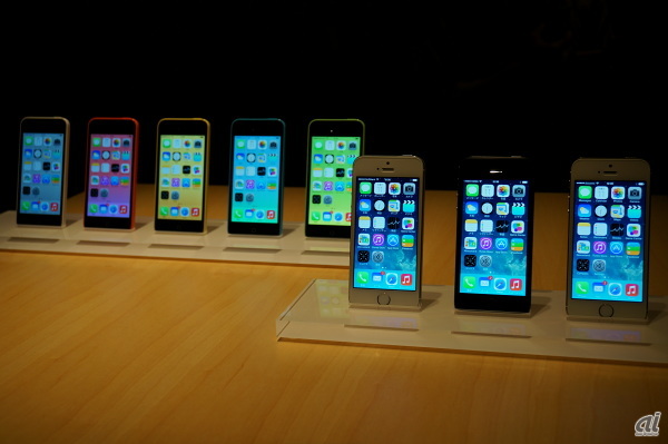 エントリーモデルとし登場した「iPhone 5c」とハイエンド版の「iPhone 5s」
