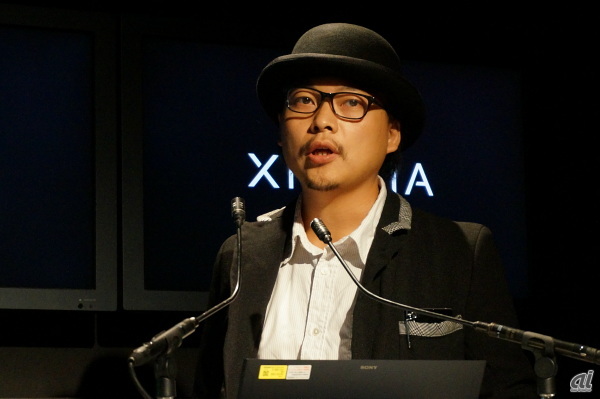 ソニーモバイルコミュニケーションズ シニアデザイナーの日比啓太氏。普段から、帽子にもこだわりがあるのだという