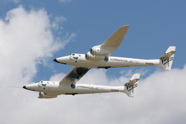 　航空機メーカーScaled Compositesが設計したWhiteKnightTwo（SpaceShipTwo、「SpaceShipOne」、初代「White Knight」の設計も同社である）は双胴双発機であり、翼幅はBoeingの「B-29 Superfortress」とほぼ等しい。

　この大きさは初代White Knightのおよそ3倍だ。WhiteKnightTwoは民間宇宙旅行に利用される予定で、乗客は数秒間ではあるものの無重力を体験できる。一方、SS2では無重力が5分間続く。