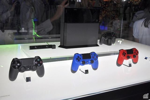 　PS4本体と、新コントローラとなるデュアルショック4を展示。