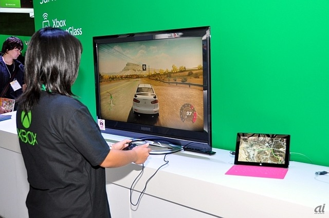 　Xbox SmartGlassを活用すると、スマートフォンやタブレットがXbox 360に連動するサブスクリーンに。ここではSurfaceを使い、レースゲームのマップを表示させていた。