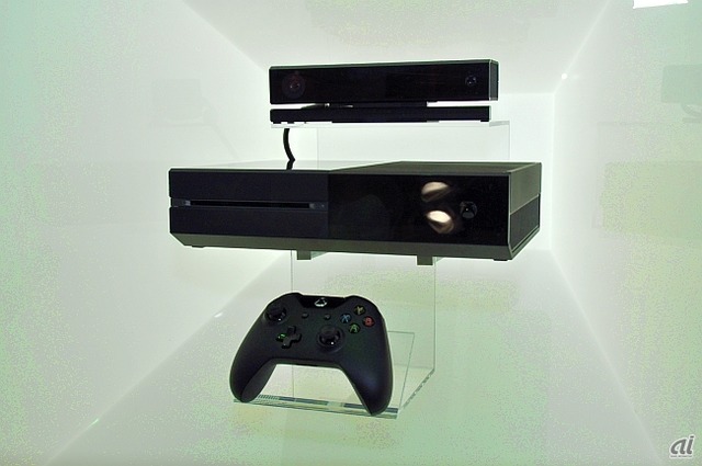 
　Xbox Oneでは再設計された新Kinectを標準搭載。クラウド連携や処理能力の向上により、ゲームをはじめ、映画や音楽、アプリなどさまざまなコンテンツを音声やジェスチャーで瞬時に切り替えられ、待ち時間などのストレスを軽減しているのが特徴。
