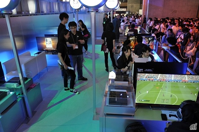　「PlayStation Plus」の日本加入者や、公式コミュニティサイト「プレコミュ」ユーザーを対象とした優待施策として、PS4向けのタイトルを優先的にプレイできるプレミアムラウンジ。 