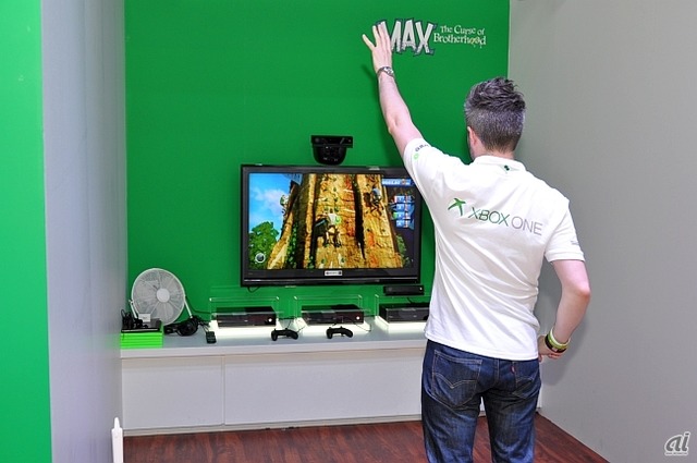  Kinectを活用した「Kinect スポーツ ライバルズ」。写真はロッククライミングに挑戦しているところ。