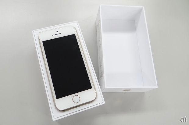 　まずは「iPhone 5s」から。箱を空けると端末が姿を現す。こちらは新色のゴールド。