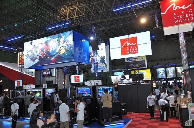 　アークシステムワークスブースは対戦格闘ゲームシリーズの新作「BLAZBLUE CHRONOPHANTASMA」を中心に、人気声優の杉田智和さんが原作の「学園伝奇アドベンチャー」などを出展。 