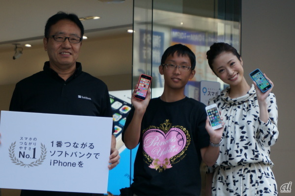 1番に手にした井上拳斗さんは、上戸彩さんからiPhone 5cを、宮内副社長からiPhone 5sを手渡された