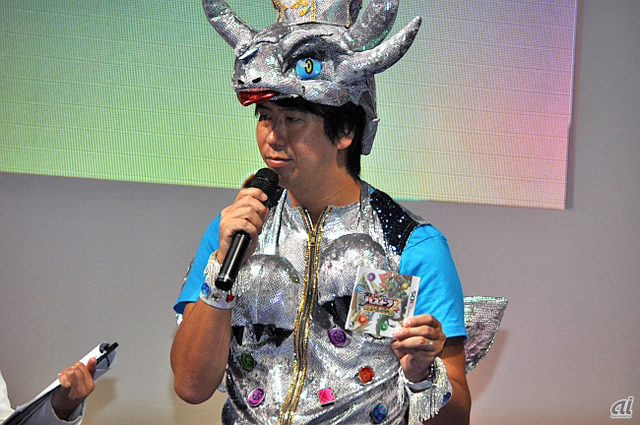 　プレゼンステージでは代表取締役社長の森下一喜氏が体験版を手にアピール。