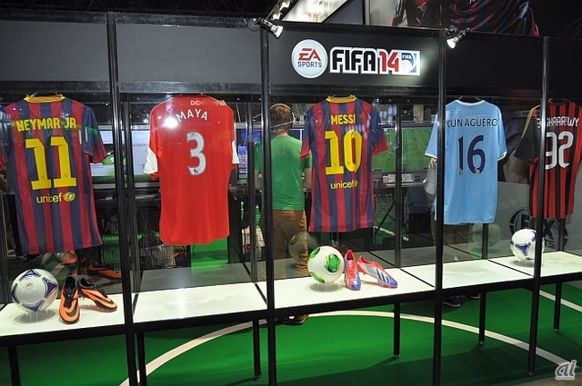 　「FIFA 14 ワールドクラス サッカー」のコーナーでは有名サッカー選手のユニフォームが展示。よく見るとサイン入りの物も。