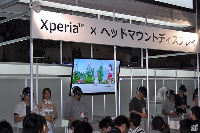 　スマートフォンゲームコーナーのXperiaブースでは、ヘッドマウントディスプレイを試すことができる。