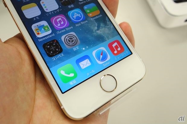 　iPhone 5sではホームボタンのデザインを刷新し、指紋認証にも対応した。